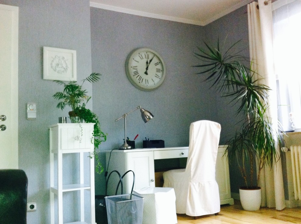 ケルンにある低価格の中くらいなカントリー風のおしゃれなホームオフィス・書斎 (ライブラリー、グレーの壁、淡色無垢フローリング、自立型机) の写真