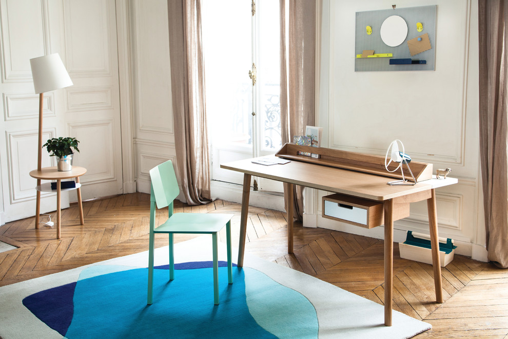 Foto de despacho escandinavo grande sin chimenea con paredes blancas, suelo de madera en tonos medios y escritorio independiente