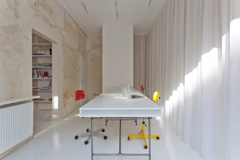 Großes Modernes Arbeitszimmer ohne Kamin mit Arbeitsplatz, freistehendem Schreibtisch, grauer Wandfarbe und Vinylboden in Frankfurt am Main