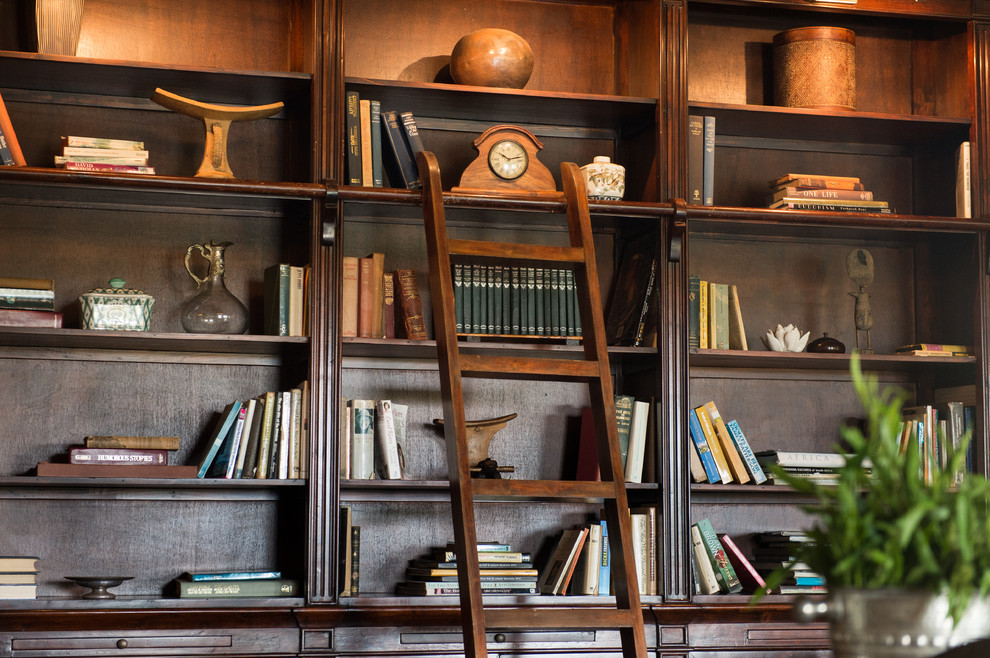 ドルトムントにあるトラディショナルスタイルのおしゃれなホームオフィス・書斎の写真
