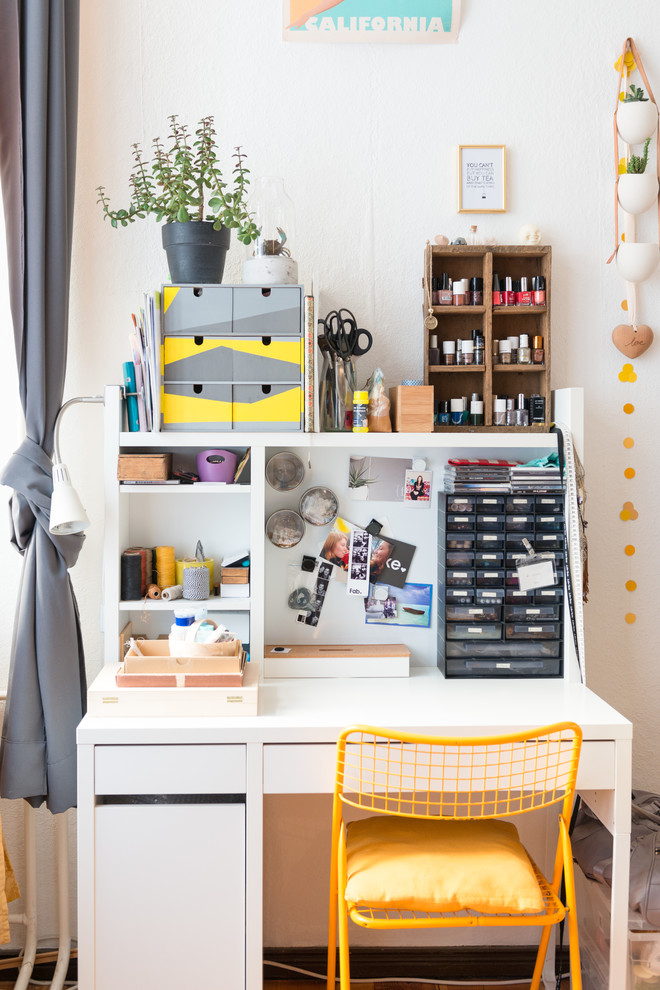 Imagen de despacho escandinavo pequeño sin chimenea con paredes blancas, escritorio independiente y suelo de madera en tonos medios