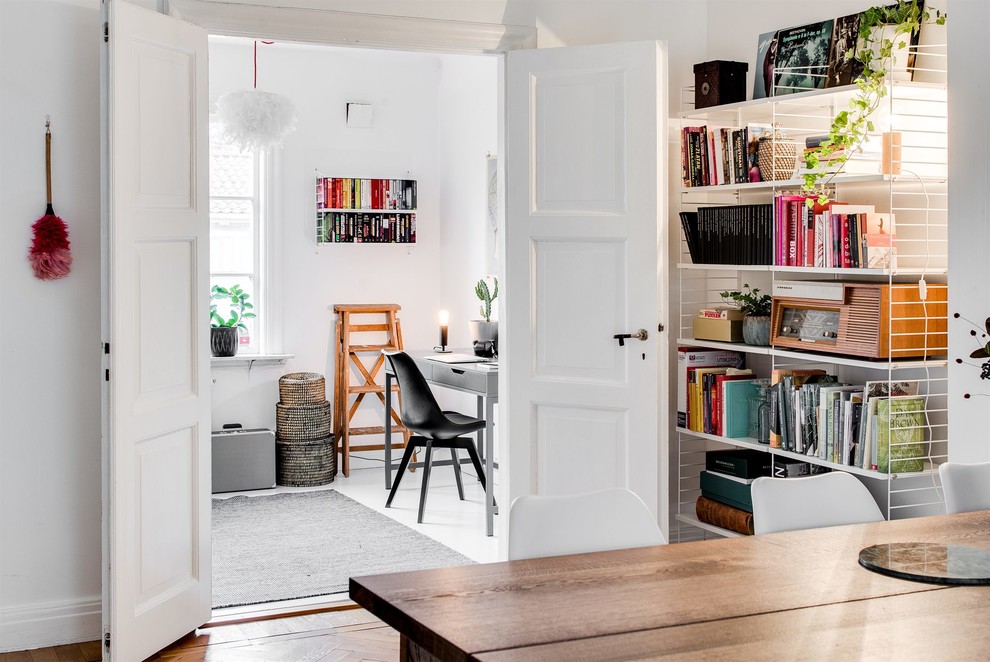 Diseño de despacho nórdico de tamaño medio con paredes blancas