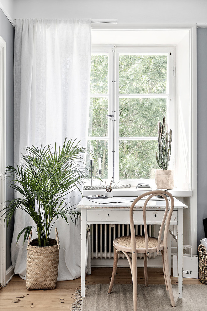 Idéer för ett litet skandinaviskt arbetsrum, med grå väggar, ljust trägolv, ett fristående skrivbord och beiget golv