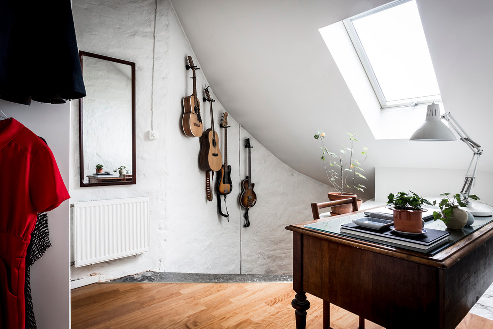 Свежая идея для дизайна: маленький кабинет в скандинавском стиле с белыми стенами для на участке и в саду - отличное фото интерьера