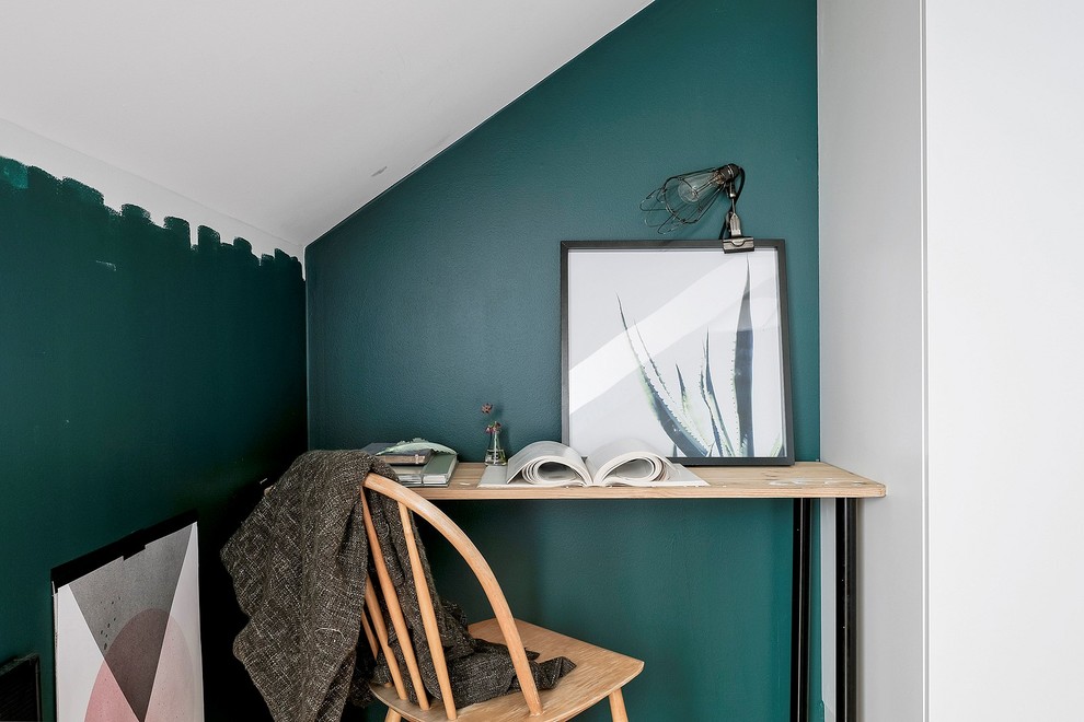 Пример оригинального дизайна: маленький кабинет в скандинавском стиле с зелеными стенами и отдельно стоящим рабочим столом для на участке и в саду