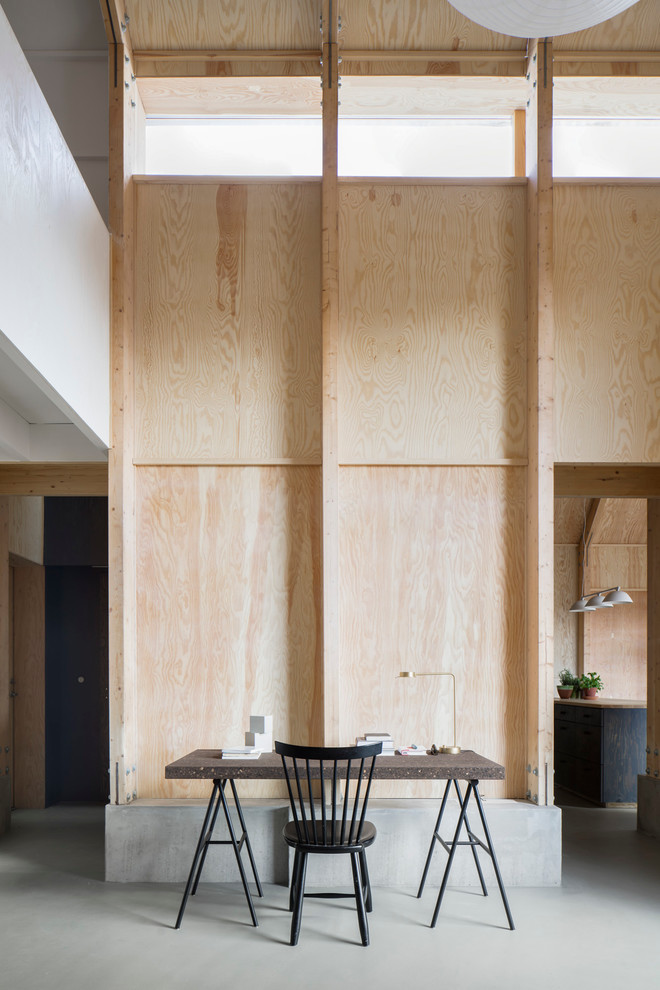 На фото: кабинет среднего размера в скандинавском стиле с отдельно стоящим рабочим столом