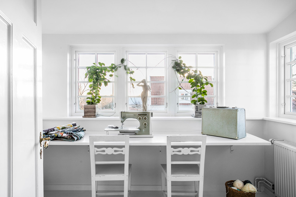 Idéer för att renovera ett skandinaviskt hemmastudio, med ett inbyggt skrivbord