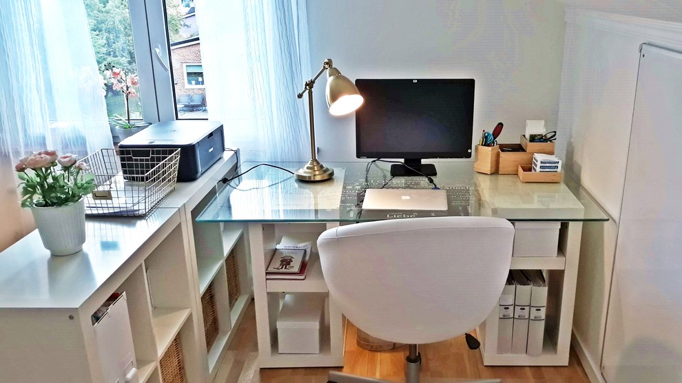 Eklektisk inredning av ett mellanstort arbetsrum, med ett fristående skrivbord
