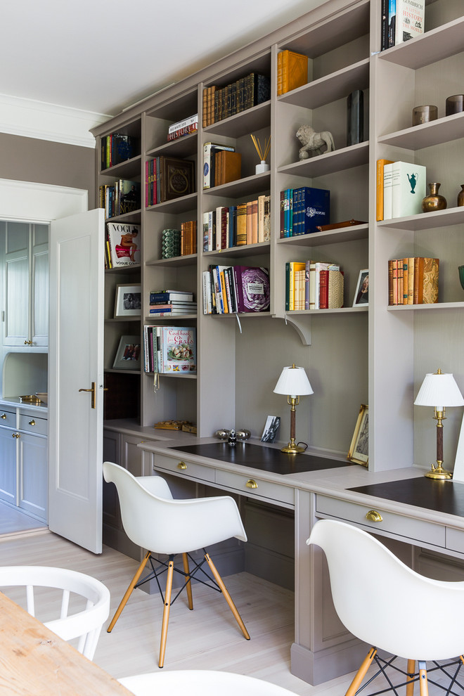 マルメにある高級な中くらいなトランジショナルスタイルのおしゃれな書斎 (グレーの壁、淡色無垢フローリング、造り付け机、暖炉なし) の写真