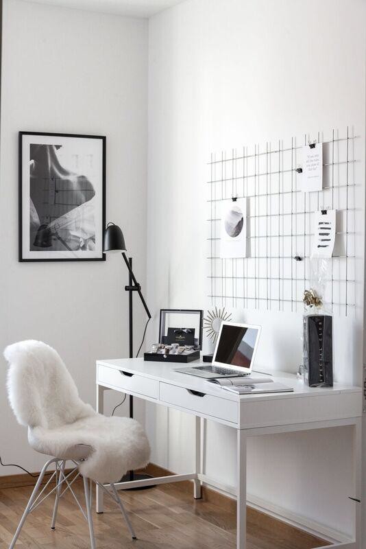 他の地域にある低価格の広いトランジショナルスタイルのおしゃれなホームオフィス・書斎 (白い壁、ラミネートの床、自立型机、茶色い床) の写真
