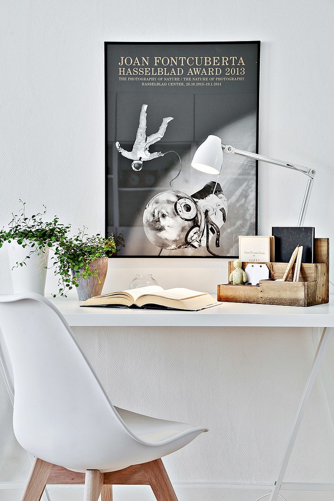 Skandinavisches Arbeitszimmer mit Arbeitsplatz, weißer Wandfarbe und freistehendem Schreibtisch in Göteborg