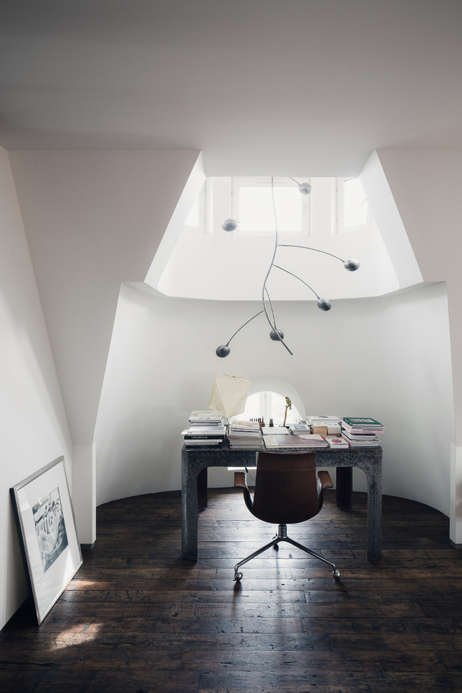 Foto di un ufficio design con pareti bianche, parquet scuro, nessun camino e scrivania autoportante