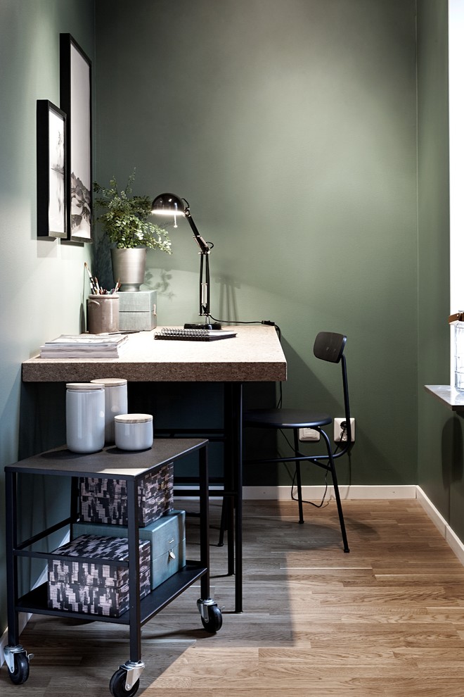 Inspiration för mellanstora moderna arbetsrum, med gröna väggar, mellanmörkt trägolv, ett fristående skrivbord och brunt golv