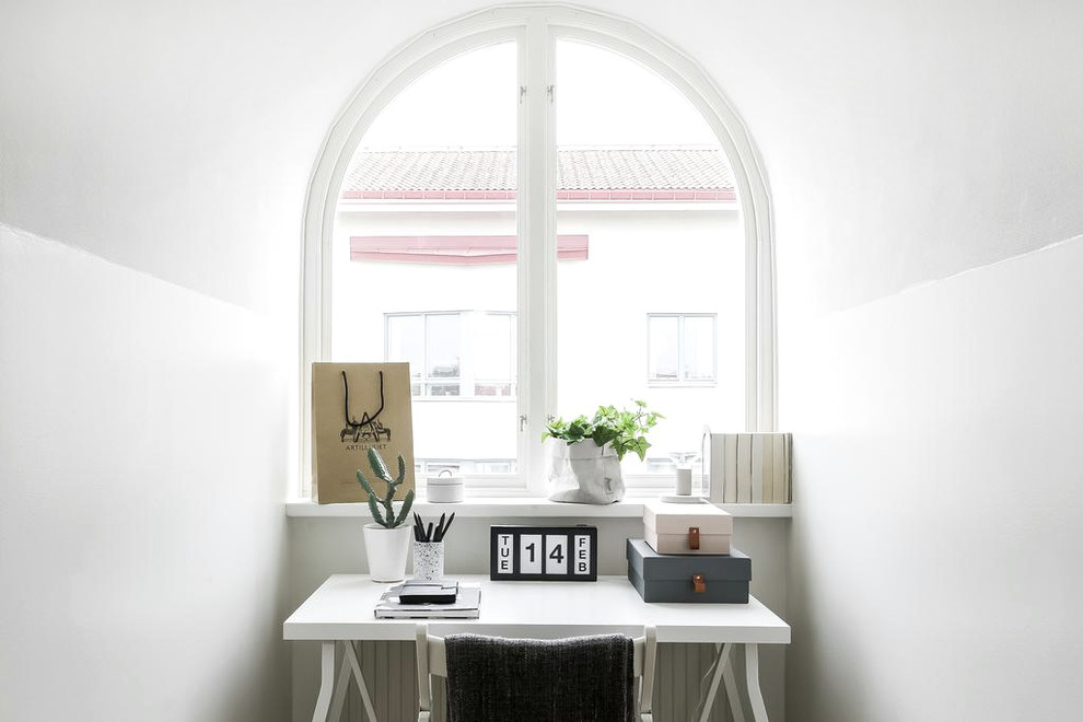 Ejemplo de estudio nórdico con paredes blancas y escritorio independiente