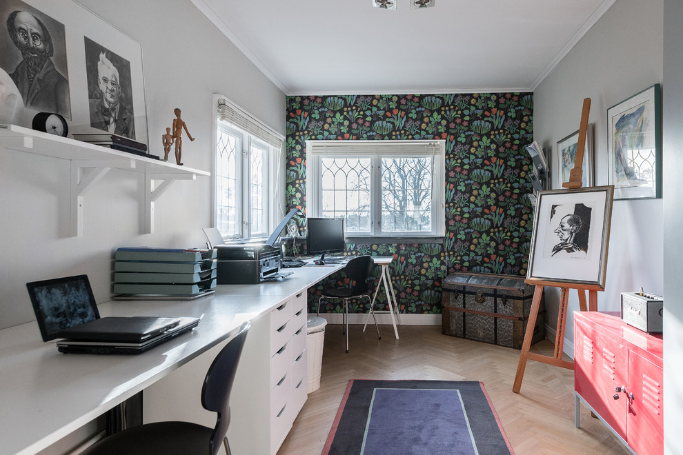 Cette photo montre un bureau tendance de taille moyenne avec un mur multicolore, parquet clair, aucune cheminée et un bureau intégré.