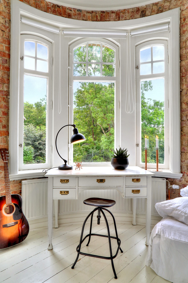 Источник вдохновения для домашнего уюта: маленький кабинет в стиле неоклассика (современная классика) с деревянным полом, отдельно стоящим рабочим столом, белым полом и красными стенами для на участке и в саду