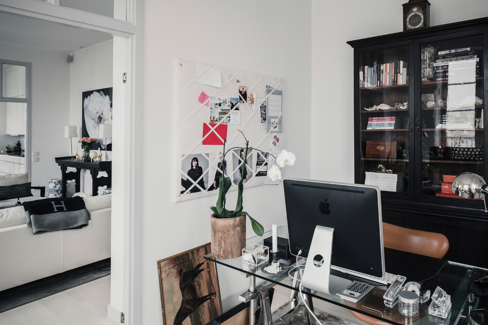 This is an example of a modern home office in Stockholm.