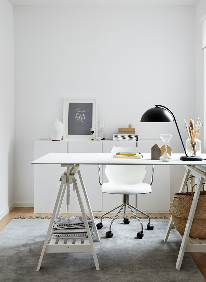 Esempio di un ufficio scandinavo di medie dimensioni con pareti bianche, parquet chiaro, nessun camino e scrivania autoportante
