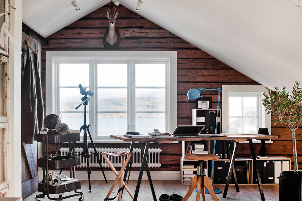Ejemplo de despacho escandinavo de tamaño medio con suelo de madera clara, escritorio independiente y paredes blancas