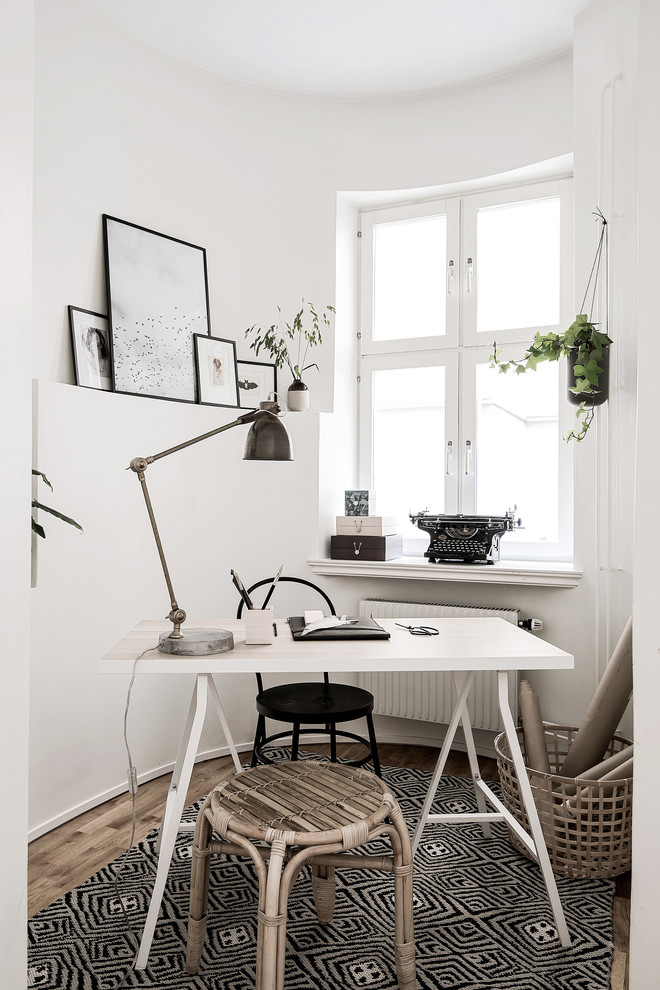 Idées déco pour un bureau scandinave avec un mur blanc, un sol en bois brun, un bureau indépendant et un sol marron.