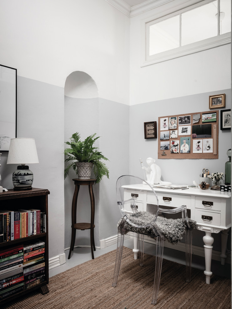 Cette photo montre un bureau scandinave avec un mur gris, parquet peint, un bureau indépendant et un sol gris.