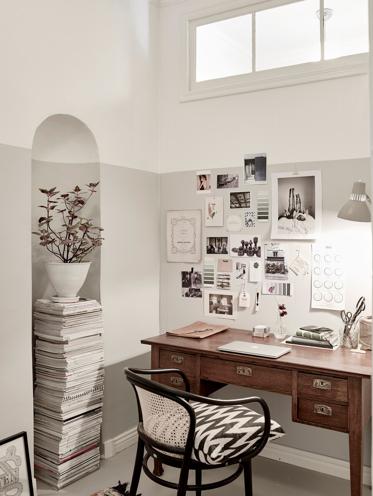 Foto de despacho nórdico pequeño sin chimenea con paredes multicolor, escritorio independiente y suelo de cemento