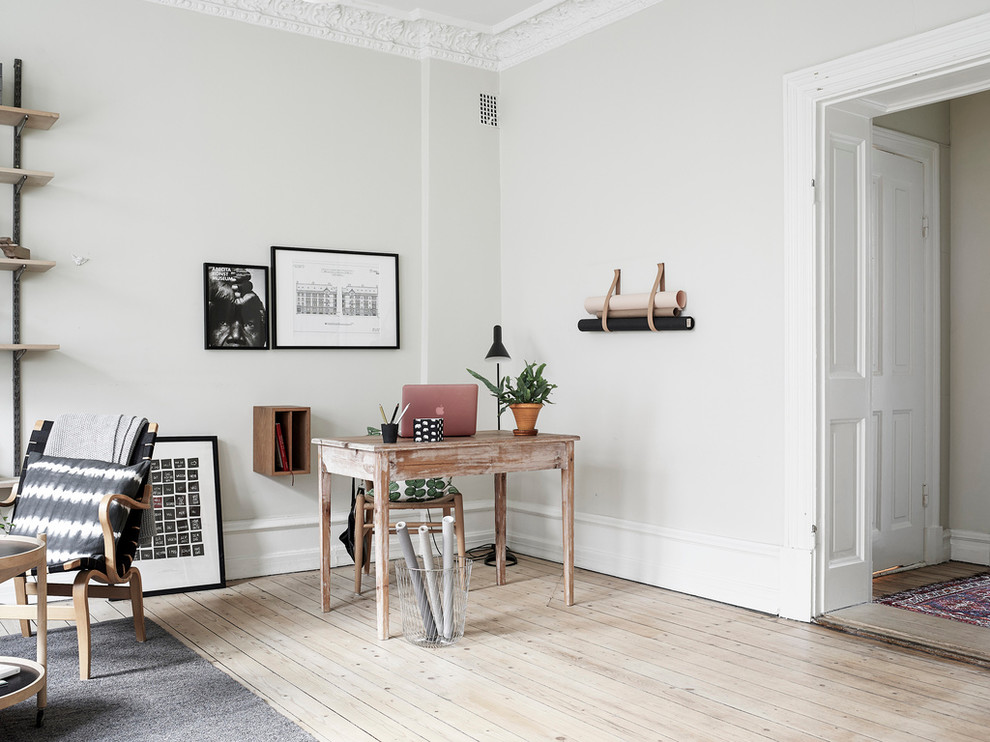 ヨーテボリにある北欧スタイルのおしゃれなホームオフィス・書斎の写真
