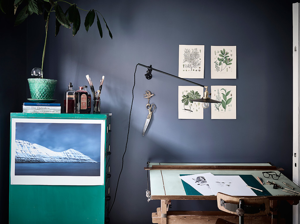 ヨーテボリにある北欧スタイルのおしゃれなホームオフィス・書斎の写真