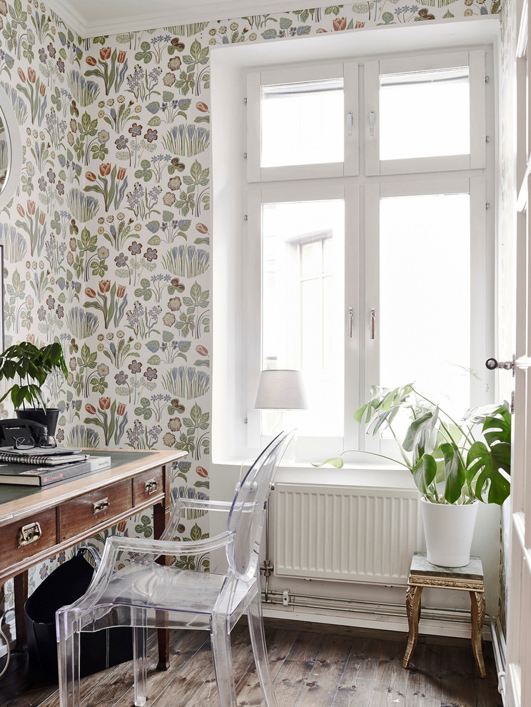 ヨーテボリにあるお手頃価格の小さな北欧スタイルのおしゃれな書斎 (マルチカラーの壁、濃色無垢フローリング、自立型机、暖炉なし) の写真