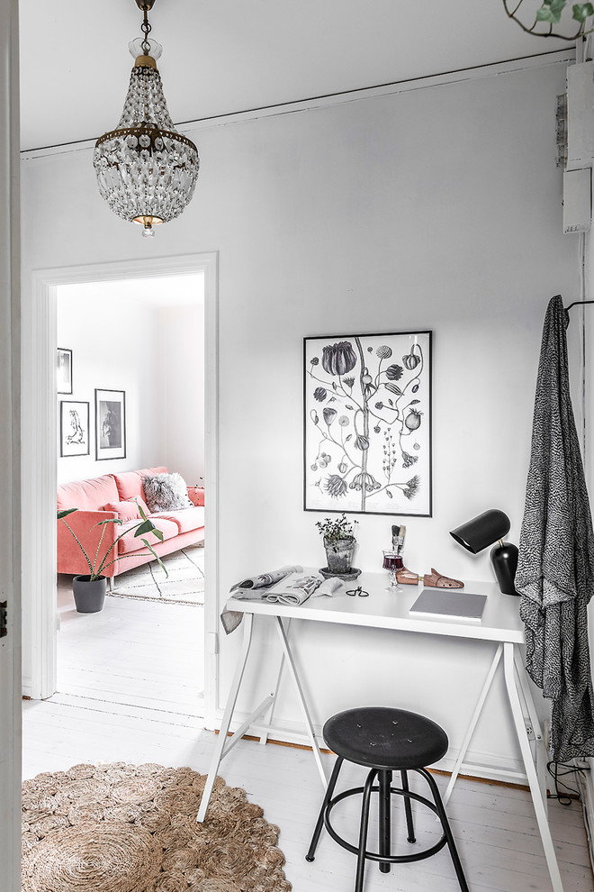 Idée de décoration pour un bureau nordique avec un mur blanc, parquet peint, un bureau indépendant et un sol blanc.