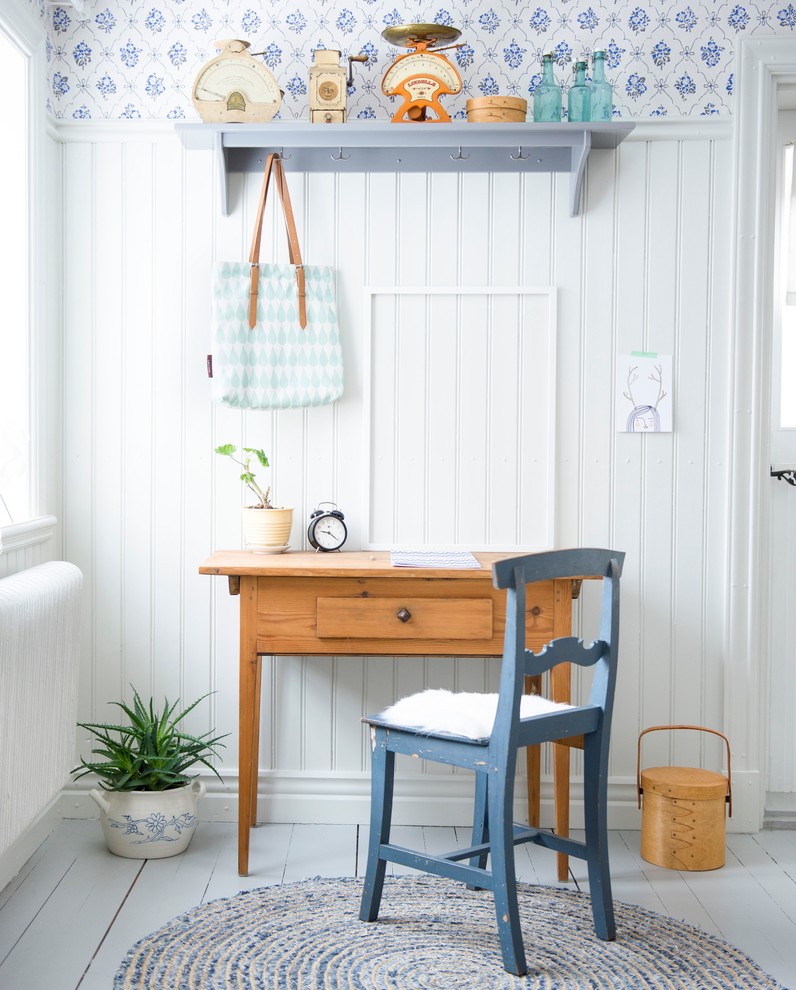 他の地域にある低価格の小さな北欧スタイルのおしゃれなホームオフィス・書斎 (白い壁、塗装フローリング、自立型机) の写真