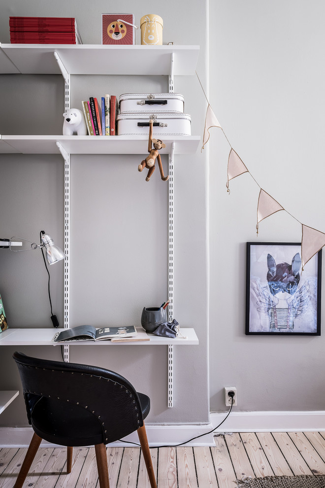 Idee per una piccola stanza da lavoro scandinava con pareti grigie, parquet chiaro, scrivania incassata e pavimento beige