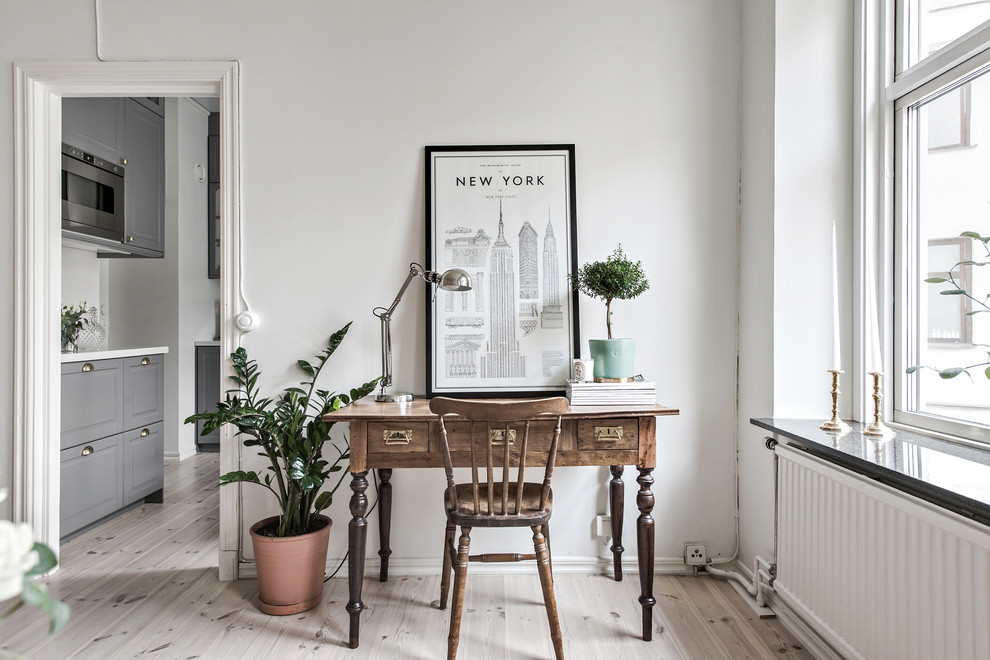 Aménagement d'un petit bureau scandinave avec un mur blanc, parquet clair, un bureau indépendant et un sol beige.