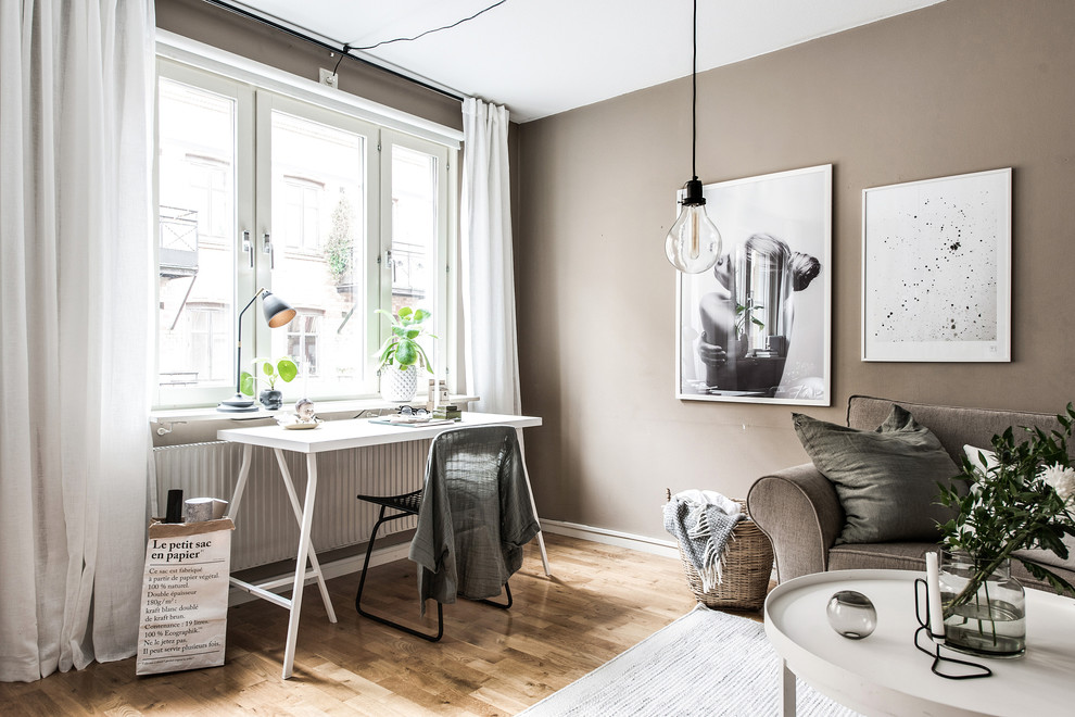 Inredning av ett minimalistiskt arbetsrum, med bruna väggar