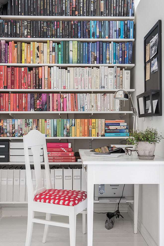 Imagen de despacho nórdico sin chimenea con paredes blancas, suelo de madera pintada y escritorio independiente