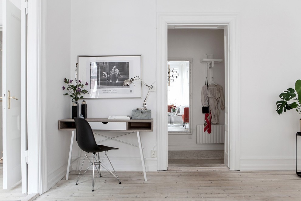 Aménagement d'un bureau scandinave avec un mur blanc, parquet clair, aucune cheminée, un bureau indépendant et un sol beige.