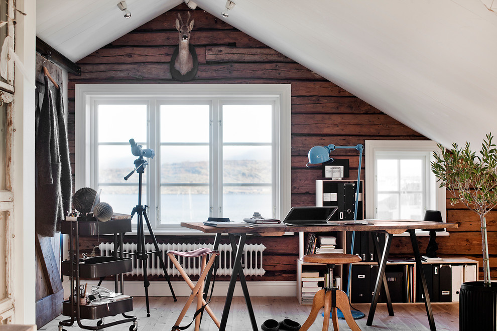 На фото: домашняя мастерская среднего размера в стиле рустика с светлым паркетным полом, отдельно стоящим рабочим столом и коричневыми стенами с