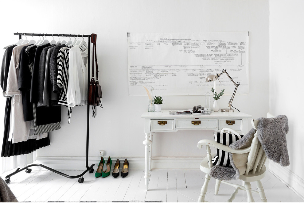 Idee per uno studio scandinavo di medie dimensioni con pareti bianche, pavimento in legno verniciato e scrivania autoportante