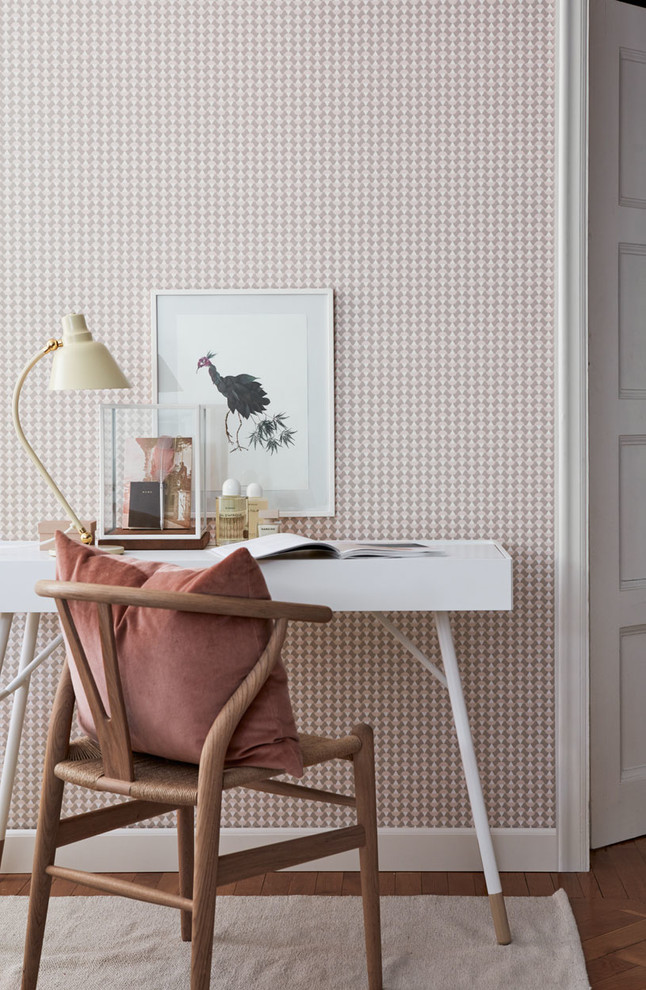 ヨーテボリにある低価格の中くらいな北欧スタイルのおしゃれなホームオフィス・書斎 (ピンクの壁、無垢フローリング、暖炉なし、自立型机) の写真