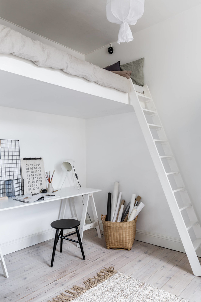 Inspiration för ett stort skandinaviskt arbetsrum, med vita väggar, ljust trägolv, ett fristående skrivbord och beiget golv