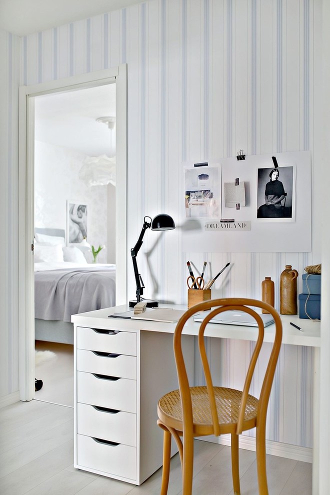 Idee per un ufficio scandinavo con pareti multicolore, parquet chiaro e scrivania autoportante