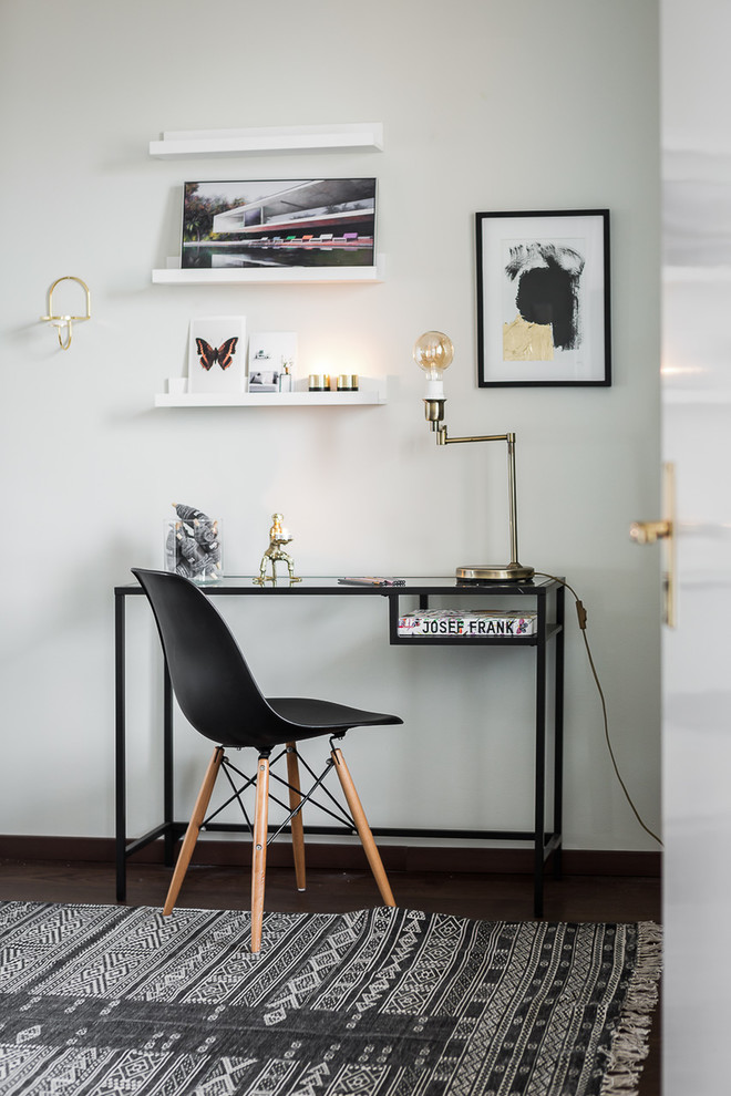 Ejemplo de despacho escandinavo de tamaño medio con paredes blancas, suelo de madera oscura y escritorio independiente