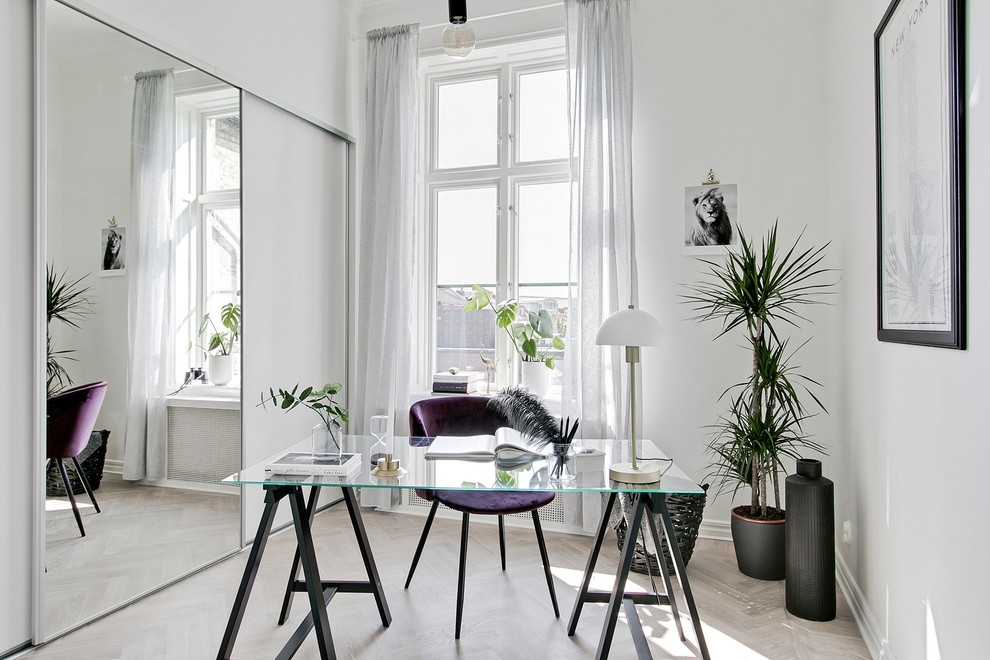Идея дизайна: маленькое рабочее место в скандинавском стиле с белыми стенами и отдельно стоящим рабочим столом для на участке и в саду
