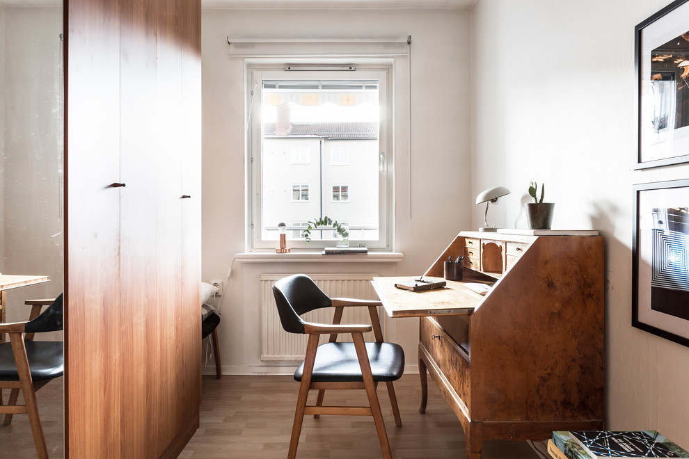 Idéer för stora nordiska arbetsrum, med vita väggar, ljust trägolv och ett fristående skrivbord