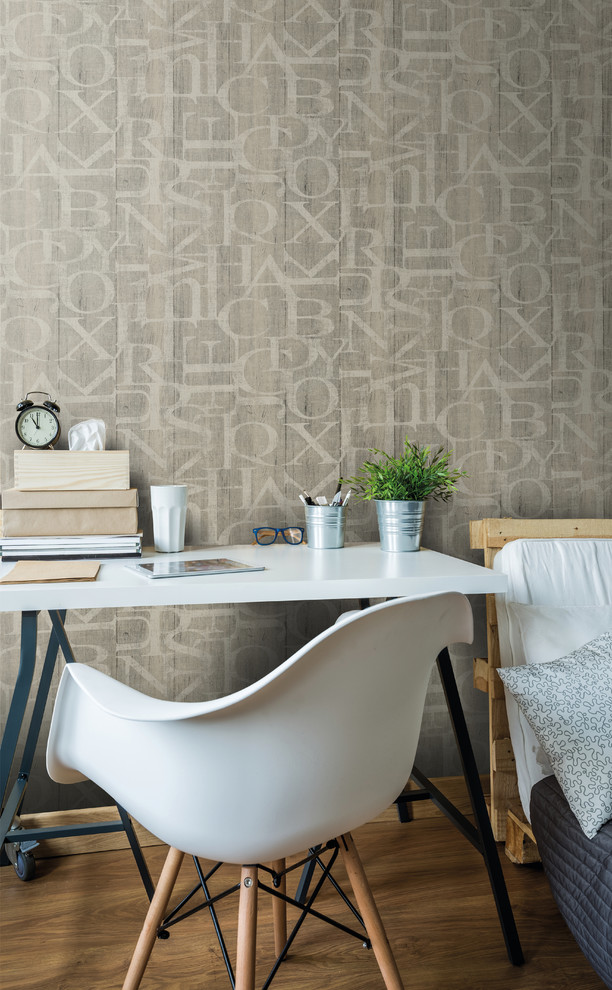 Aménagement d'un bureau scandinave avec un mur marron, un sol en bois brun et un bureau indépendant.