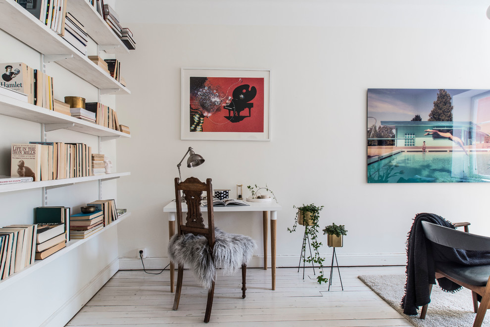 Imagen de despacho escandinavo pequeño con paredes blancas, suelo de madera clara y suelo beige