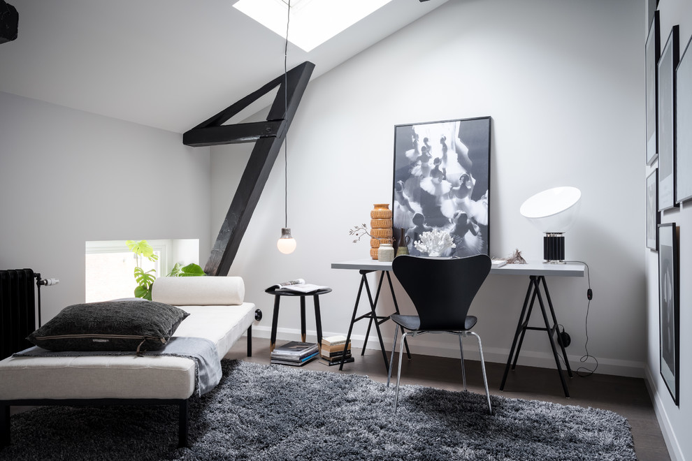 Inspiration för skandinaviska arbetsrum, med vita väggar, mörkt trägolv och brunt golv