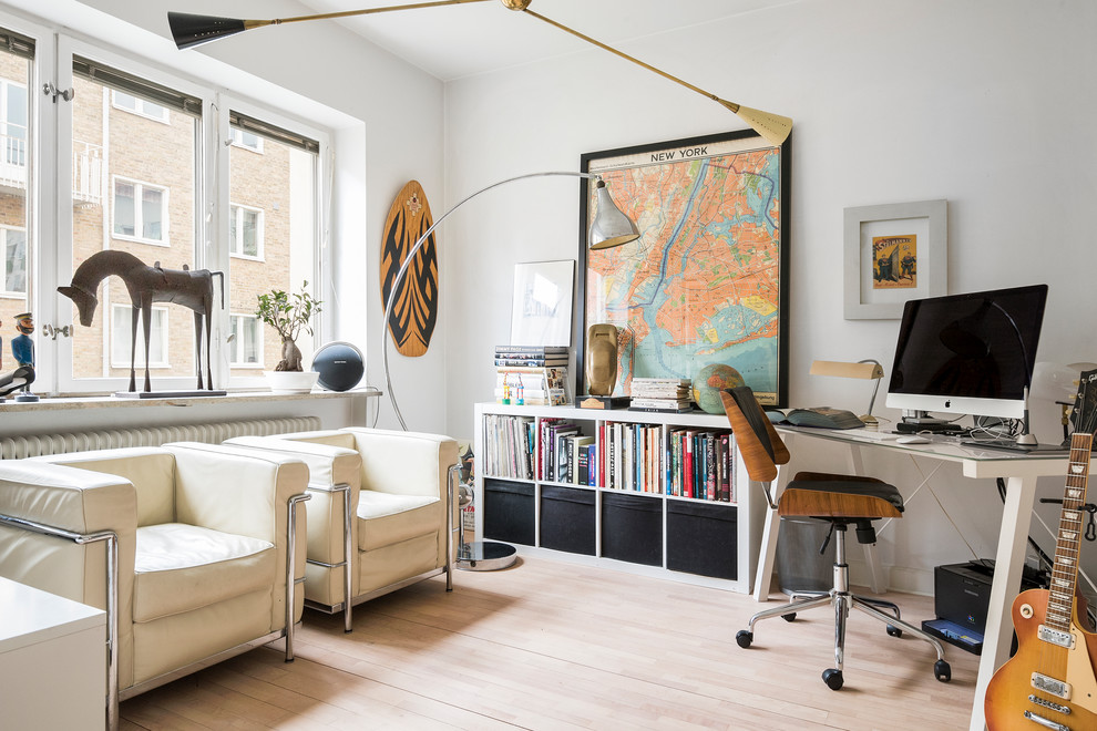 Exempel på ett eklektiskt arbetsrum, med vita väggar, ljust trägolv, ett fristående skrivbord och beiget golv