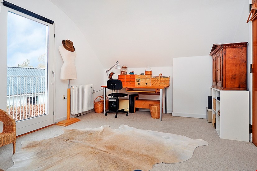Foto på ett minimalistiskt arbetsrum