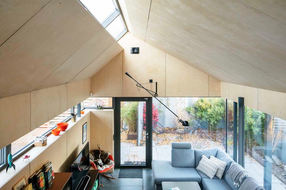 Idéer för att renovera ett mellanstort funkis hemmastudio, med betonggolv, ett inbyggt skrivbord och grått golv